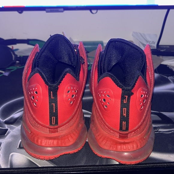Athletic_Shoes